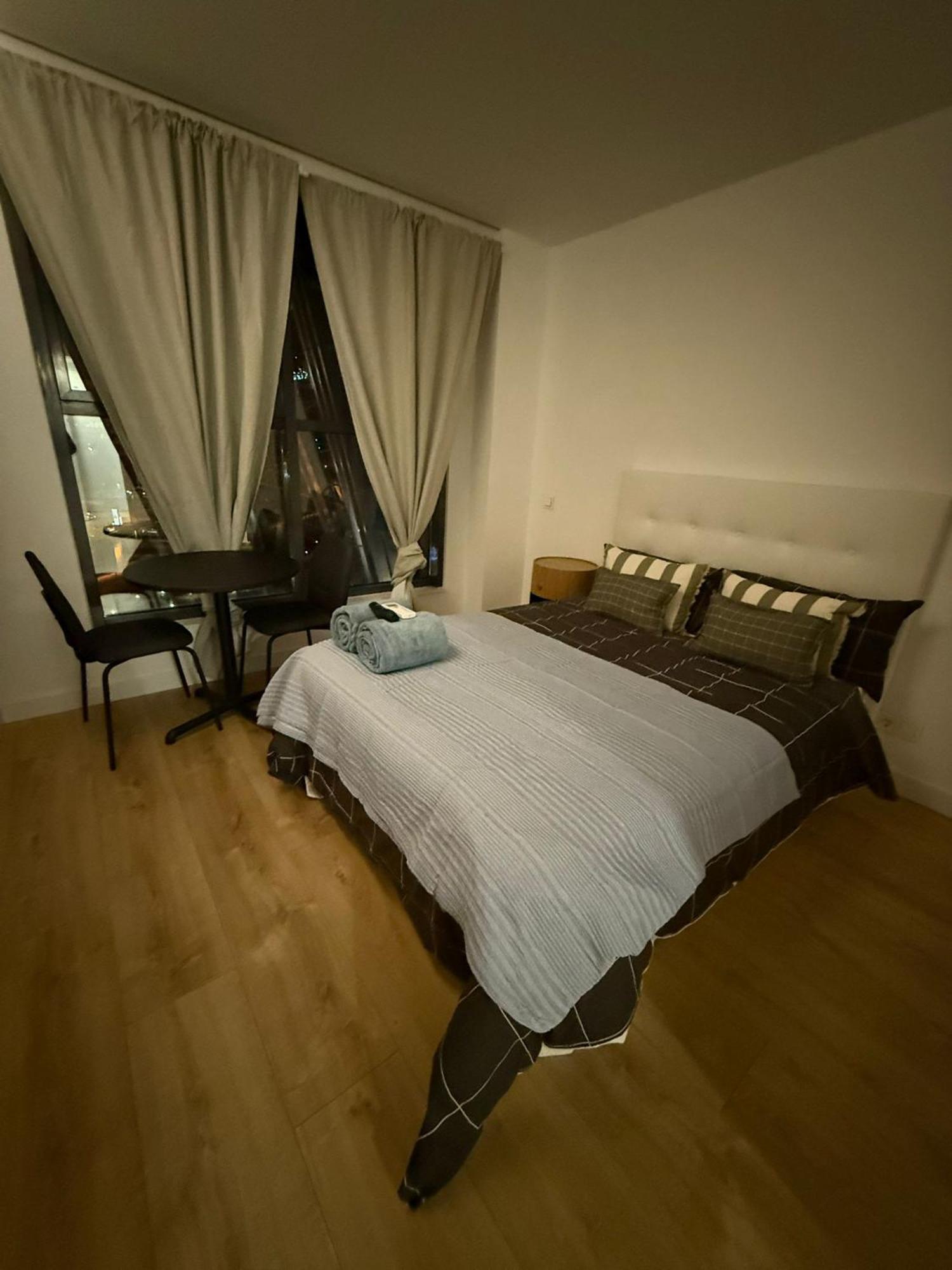 To Room Madrid Castellana Bagian luar foto